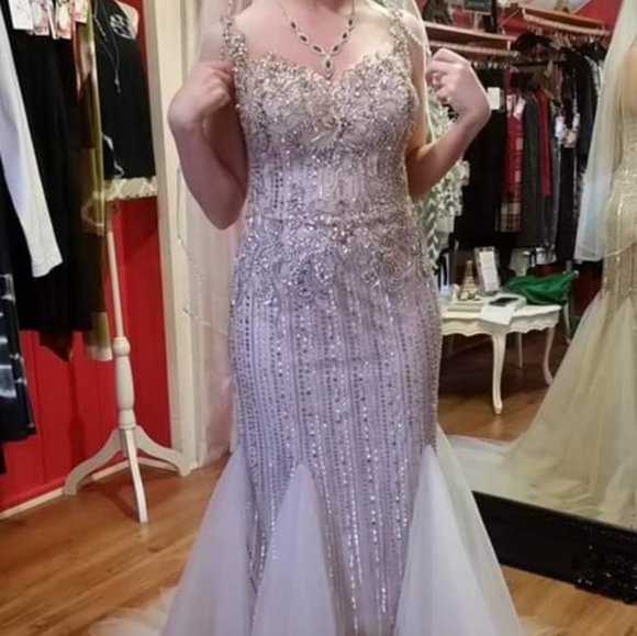 Stunning wedding dress that wasn't used - Picture 2 of 3